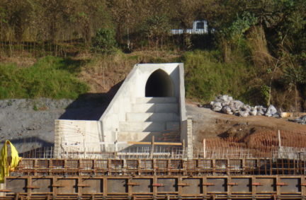 Execução de Túnel Bala seção 1,60m x 1,64m, Ala de Entrada e Caixa de Ligação.
Cliente: Vale Mina de Fábrica